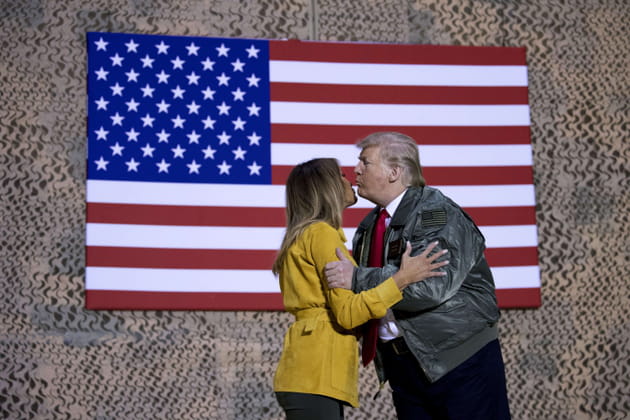 Donald et Melania Trump se font des poutous
