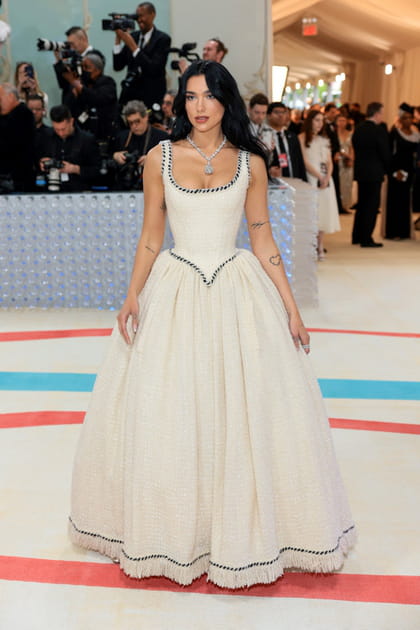 Dua Lipa en robe blanche Chanel vintage