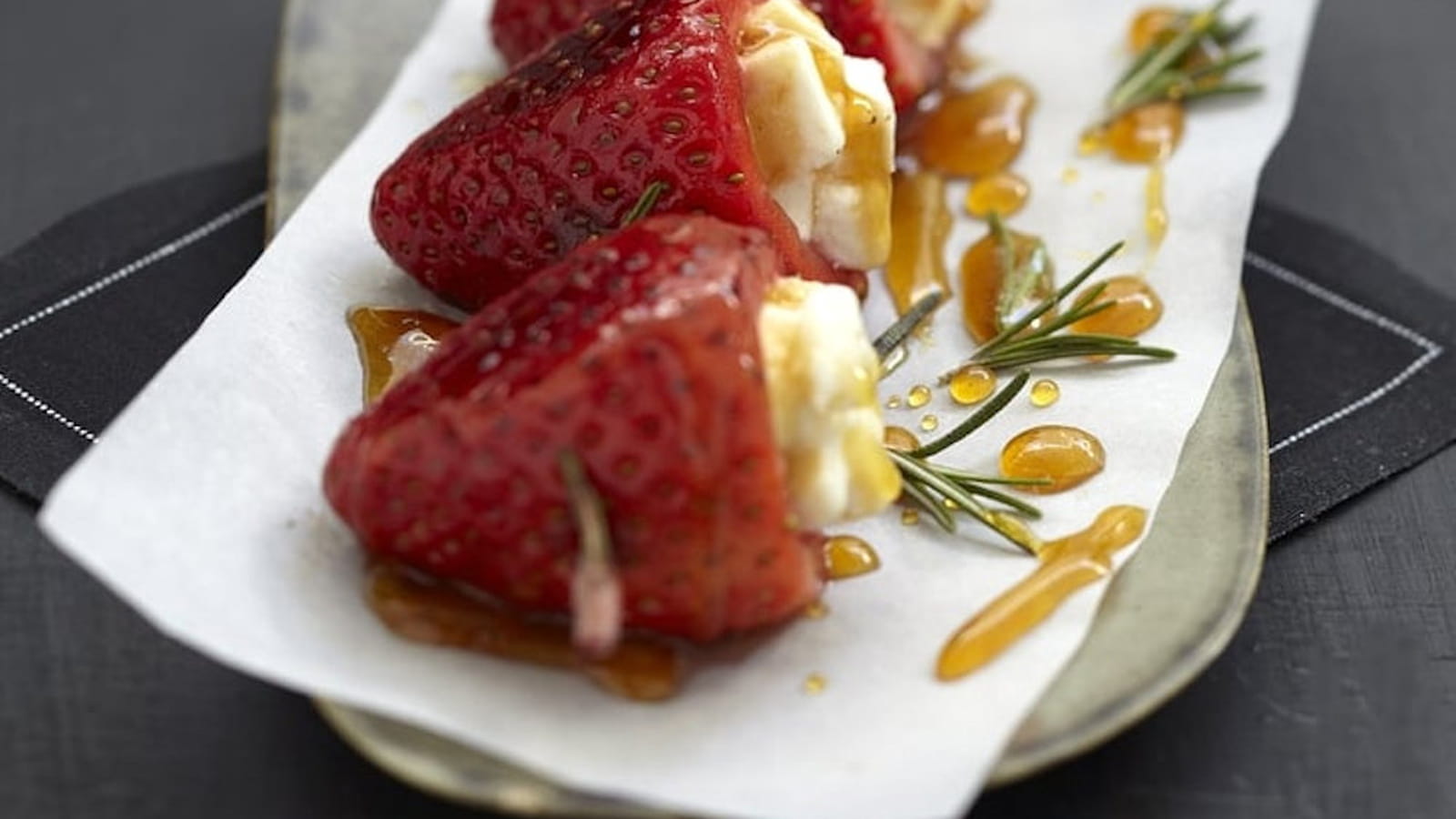 Brochettes de fraises, miel, romarin au Pouligny Saint-Pierre