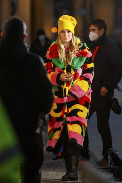 FLOP : Heidi Klum en manteau coloré et bonnet jaune