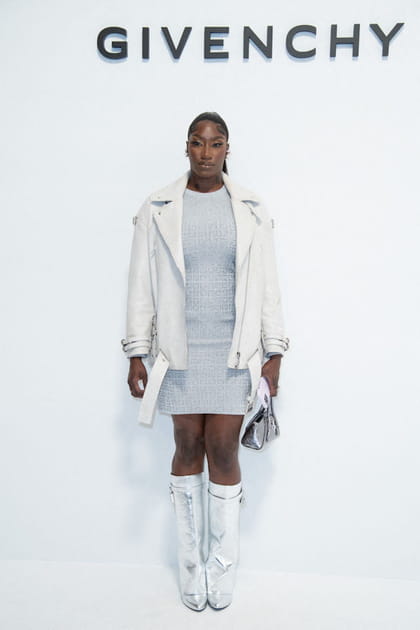 Aya Nakamura en blouson ivoire en daim et robe droite grise à logos Givenchy