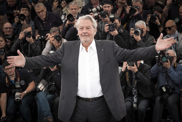 Alain Delon prend un bain de foule