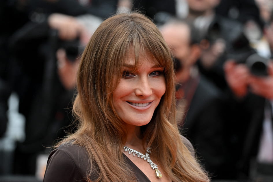 Carla Bruni, &eacute;l&eacute;gante avec sa coiffe vintage