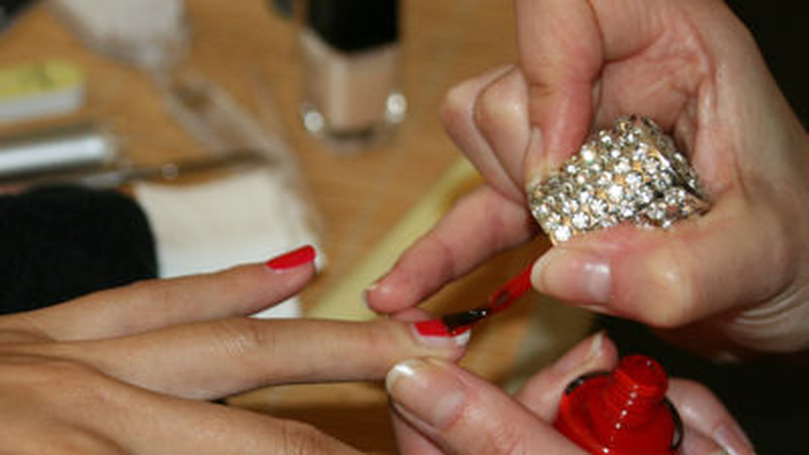 Pose de la première couche de vernis à ongles