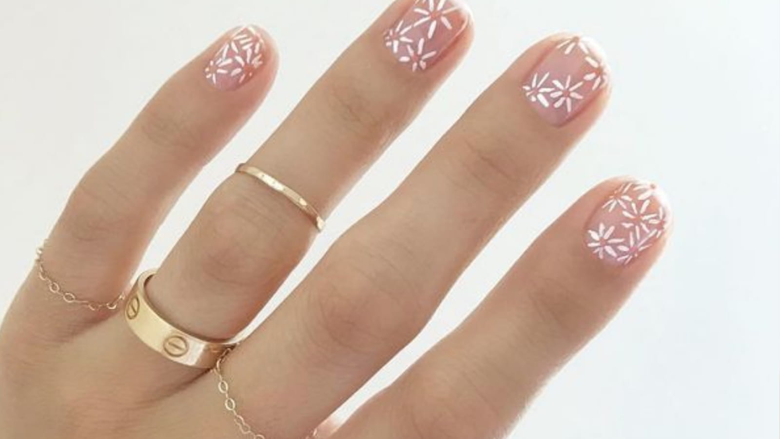 Une manucure avec des fleurs blanches