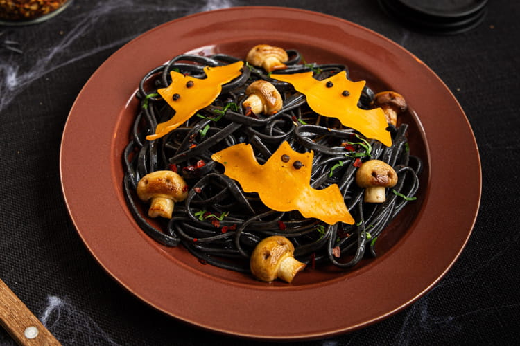 Spaghettis d'halloween à l'encre de seiche et champignons