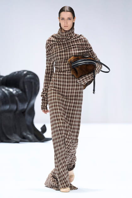 Longue robe drapée à carreaux et sac à main porté au creux du bras aperçus sur le défilé Acne Studios