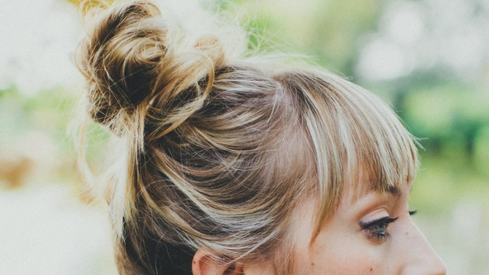 Le chignon haut avec frange