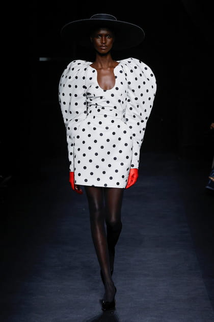 Chapeau noir, robe blanche à pois et gants rouges aperçus sur le défilé Nina Ricci