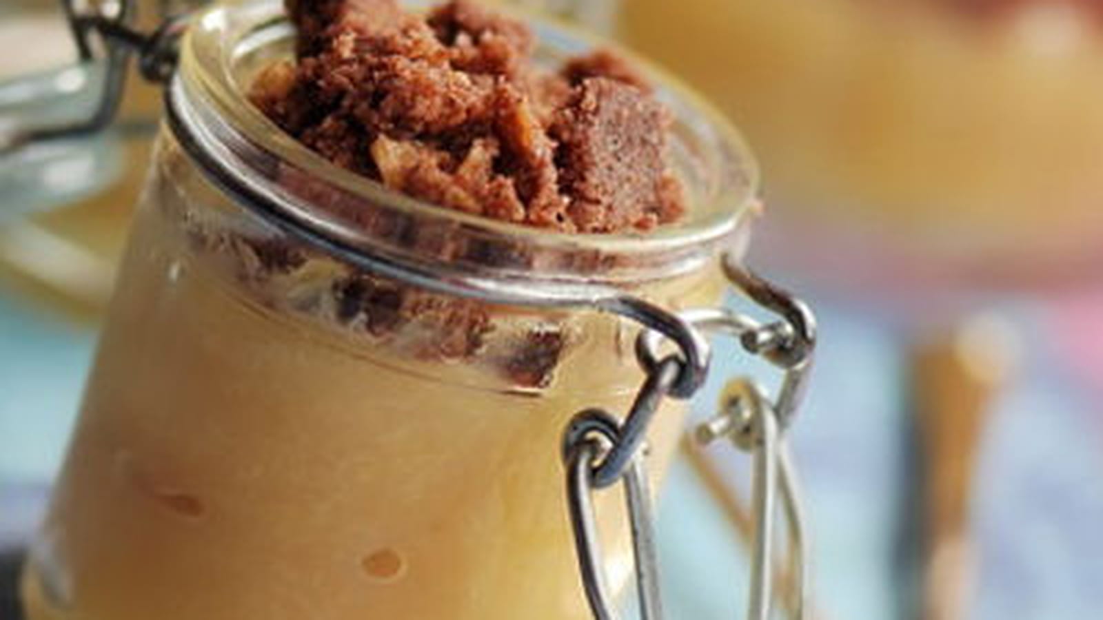 Compote bananes, ananas sous crumble cacao