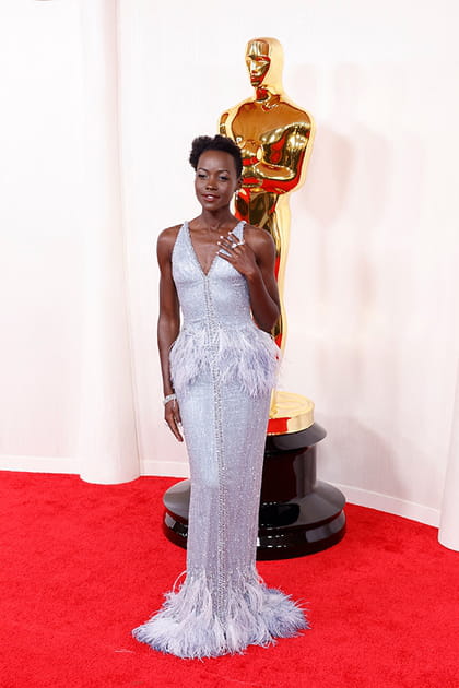 Lupita Nyong'o en robe bleu ciel à plumes Armani Privé