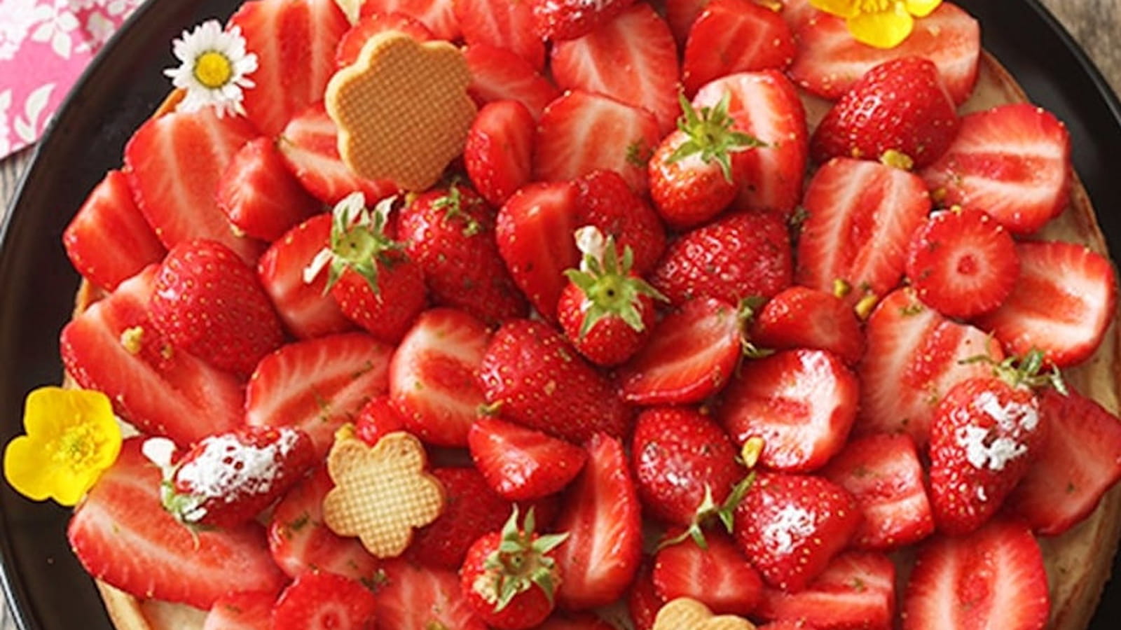Tarte aux fraises et pistaches concassées