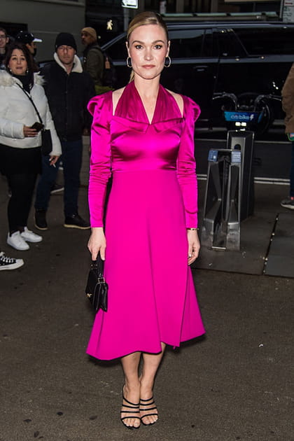 Julia Stiles en robe rose cut out au d&eacute;fil&eacute; Christian Siriano
