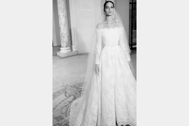 Une robe de mariée à col bateau