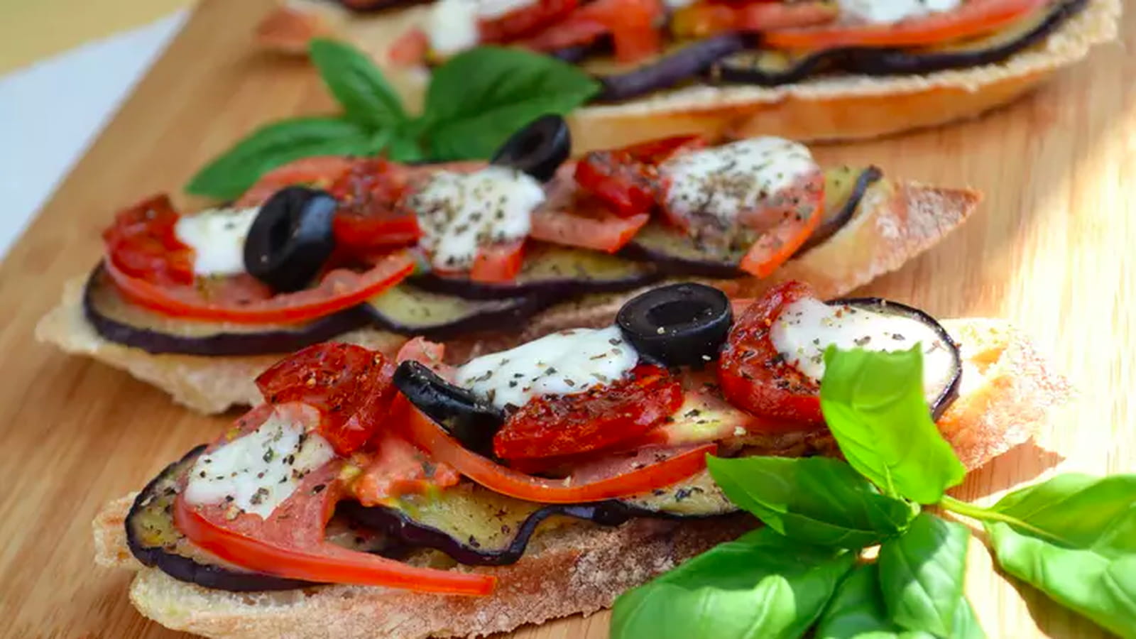 Bruschettas aux aubergines grillées tomates chorizo et mozzarella