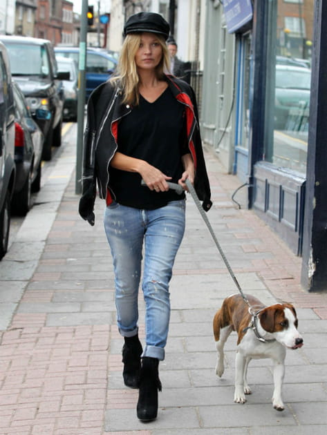 Kate Moss, lookée avec son chien