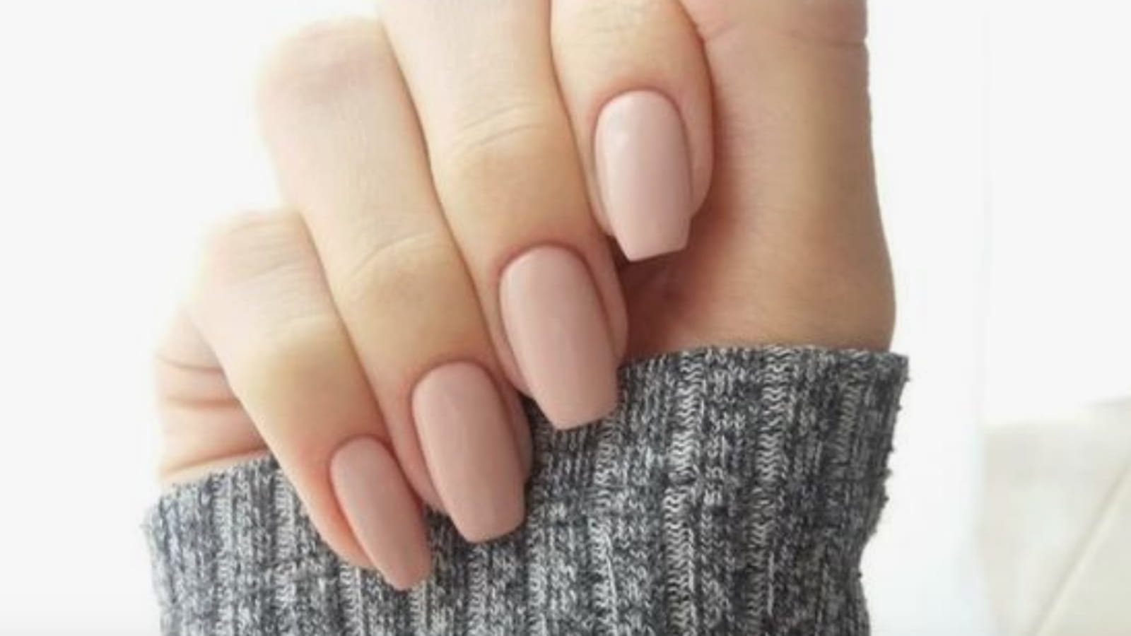 Des ongles nude en forme de ballerine