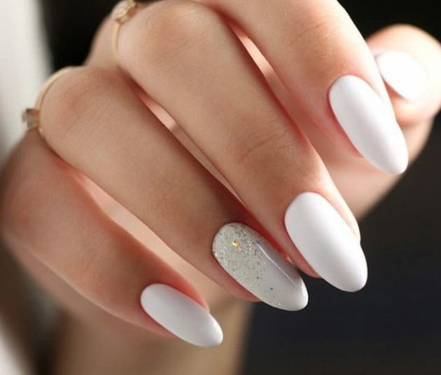Des ongles blancs avec un ongle pailletté