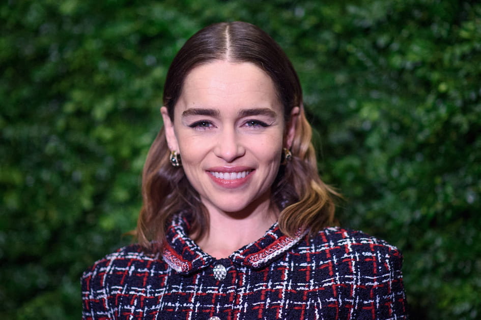 Le carr&eacute; mi-long plaqu&eacute; d'Emilia Clarke