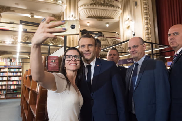 Emmanuel Macron, roi du selfie