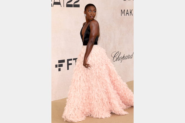 Cynthia Erivo en top noir décolleté et jupe rose à plumes