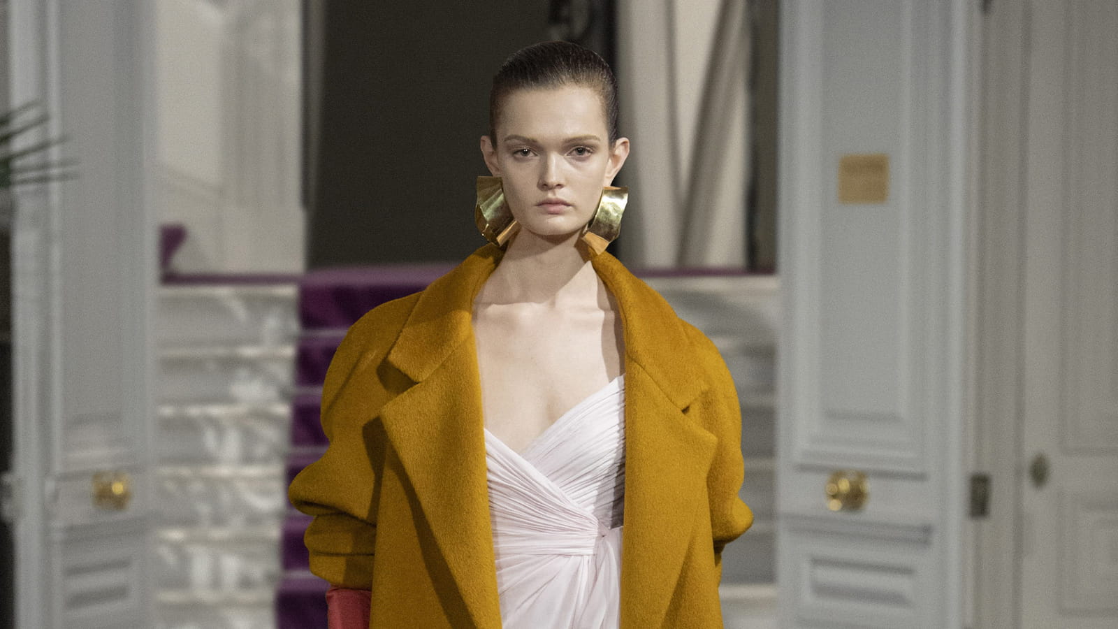 Look 43 du défilé Valentino