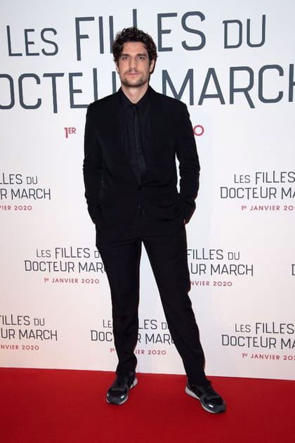 Louis Garrel en ensemble noir et baskets