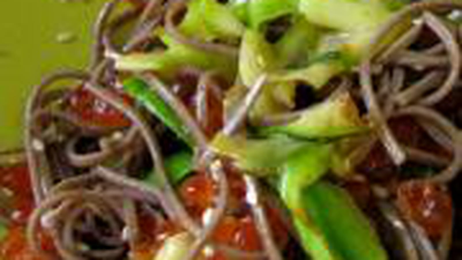 Nouilles soba concombre et oeufs de saumon
