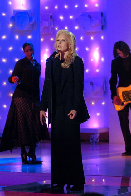 Sylvie Vartan en costume noir