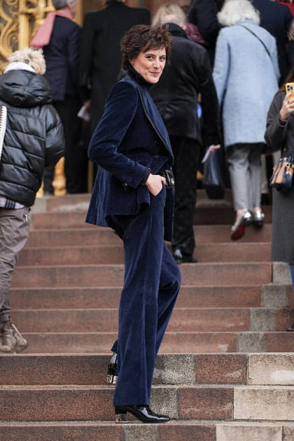Ines de la Fressange en costume en velours bleu marine au défilé Schiaparelli haute couture printemps-été 2024