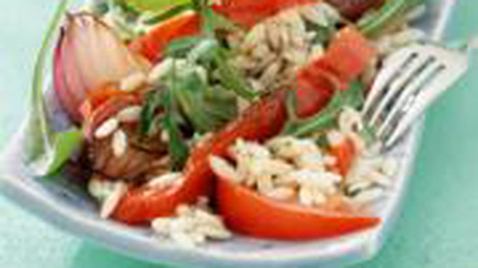 Salade de pâtes risi aux poivrons, oignons et basilic