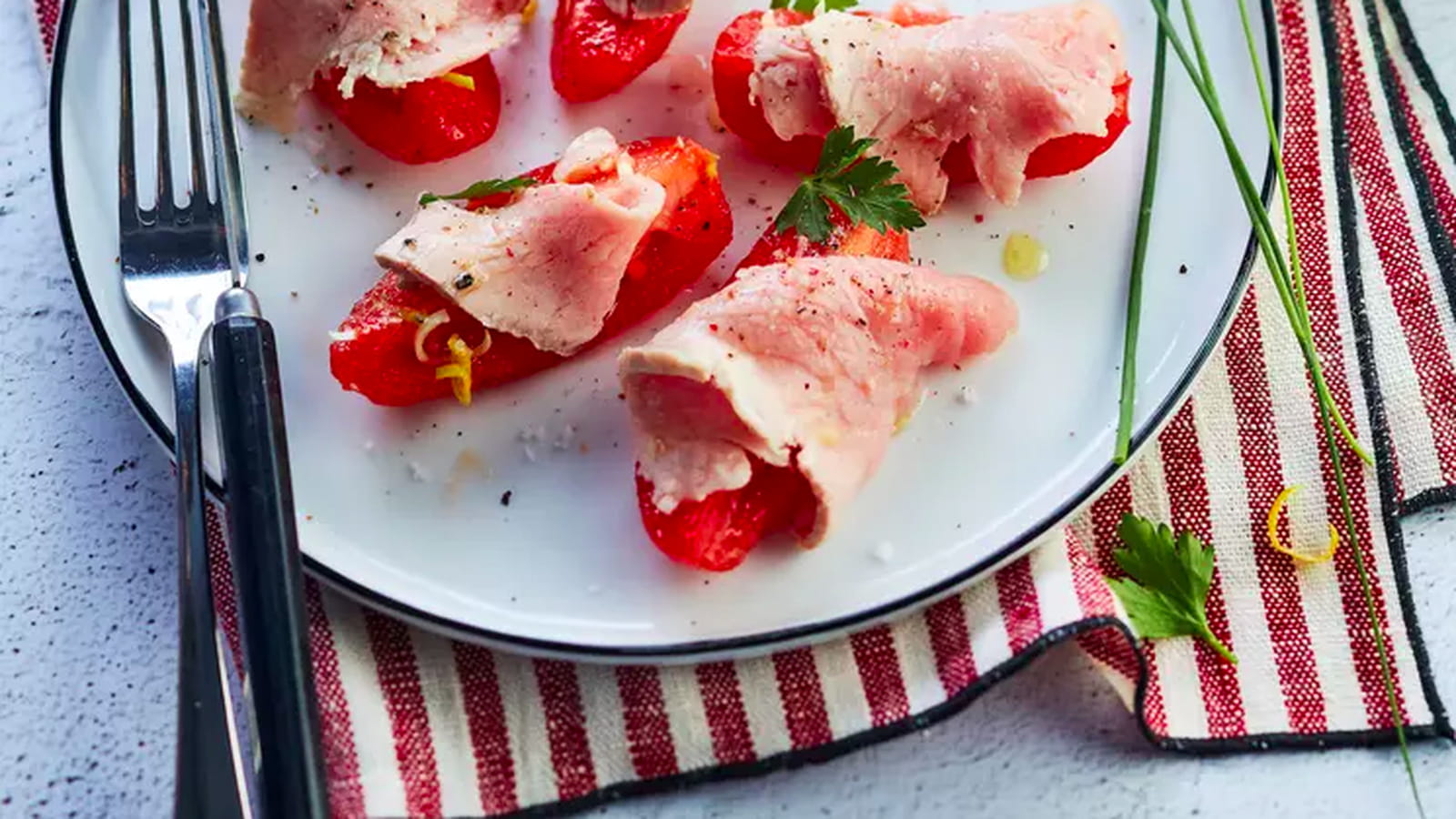 Veau en fines tranches façon vitello tonnato et sa salade de tomates cornues des Andes, cébette, huile d’olive et jus de yuzu