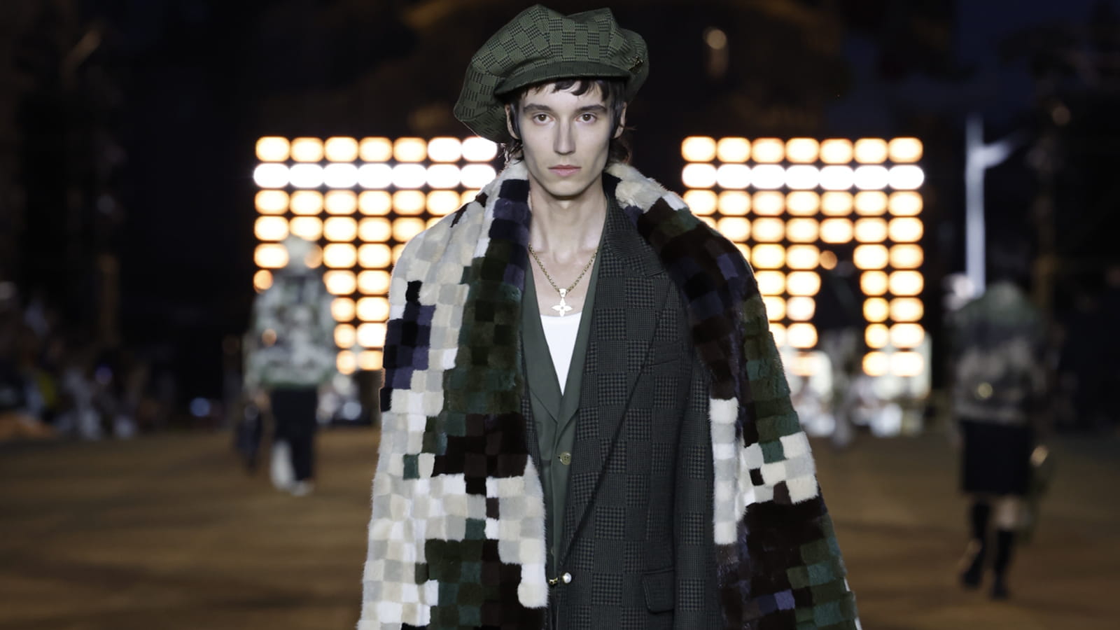 Look 16
