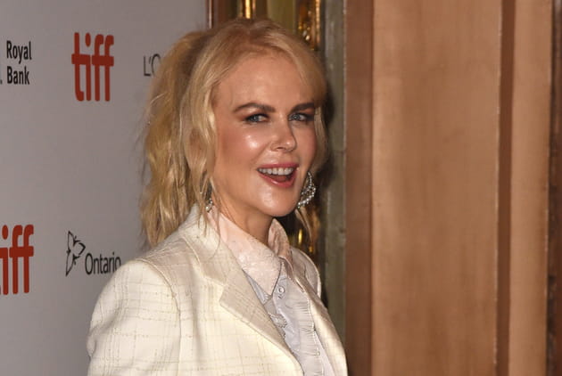 Un sourire inesp&eacute;r&eacute; de Nicole en costard blanc