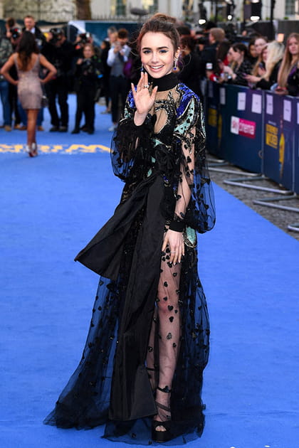 Lily Collins en robe noire à jeux de transparences