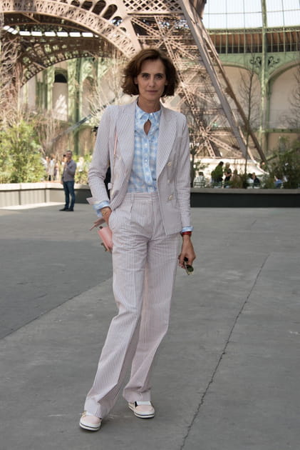 Ines de la Fressange en tailleur à rayures et chemise vichy