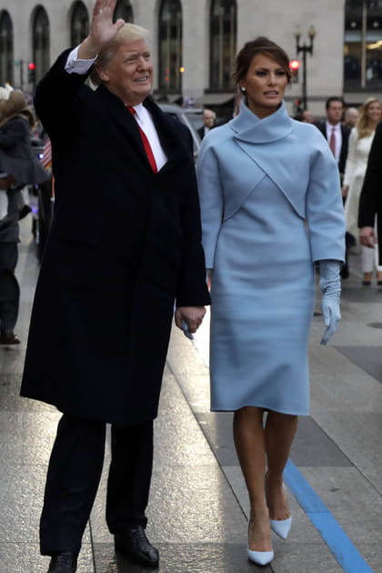 Melania Trump en robe cintrée bleu ciel et gants assortis