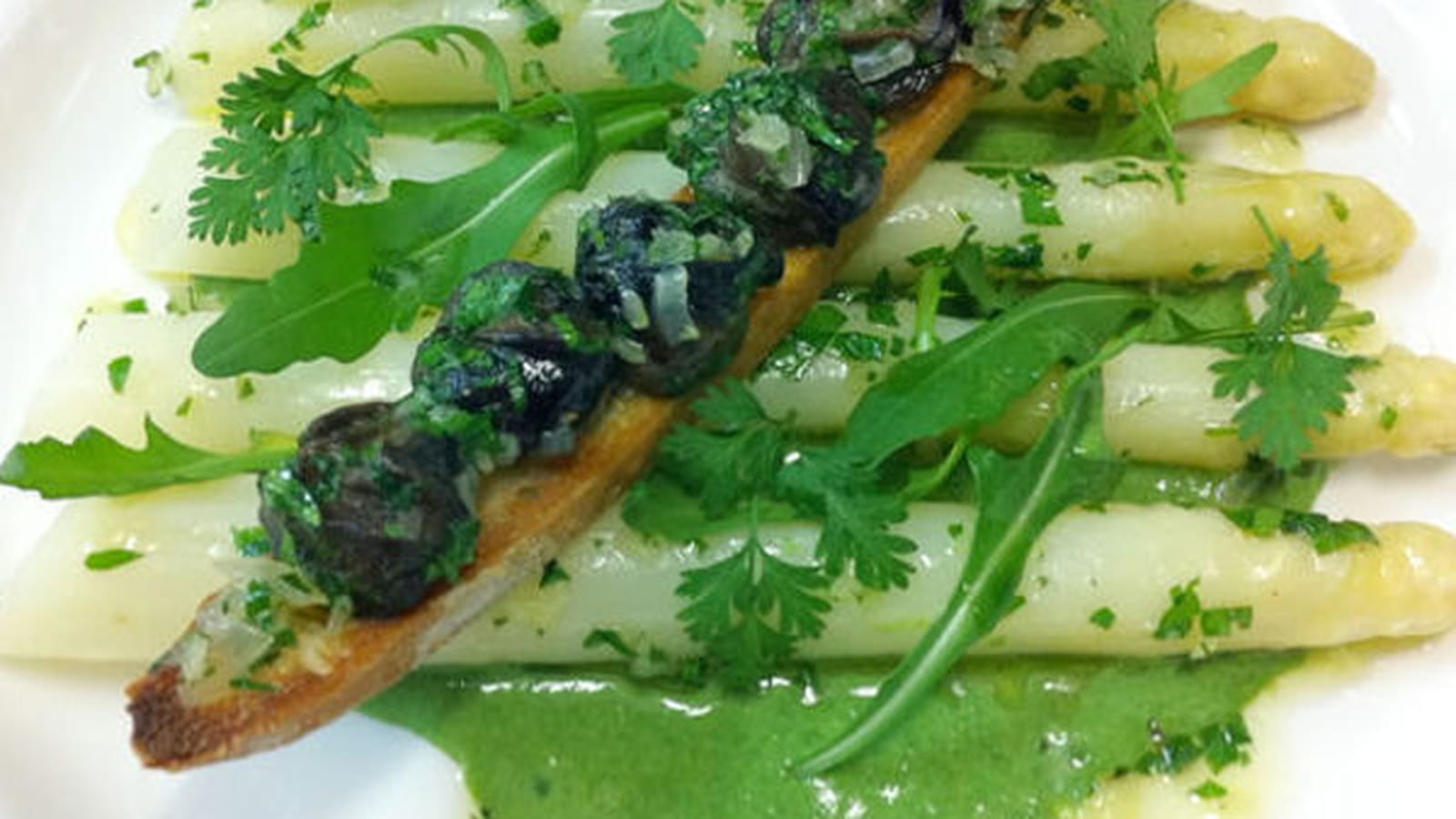 Asperges blanches françaises, tartine d’escargots en persillade, coulis vert