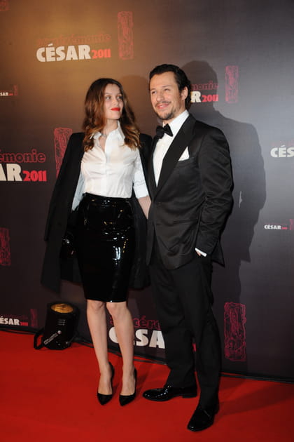 Laetitia Casta en jupe noire en vinyle et haut moulant blanc