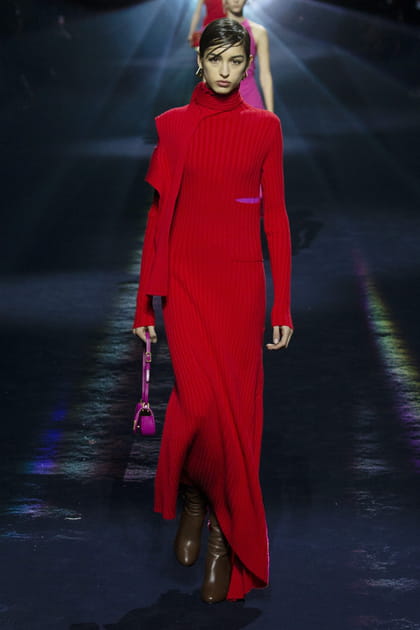 Robe rouge &agrave; d&eacute;tail fuchsia aper&ccedil;ue sur le d&eacute;fil&eacute; Fendi