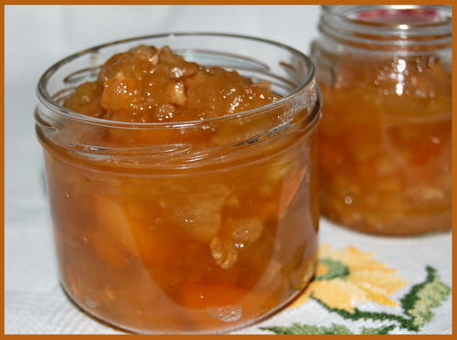 Confiture de pommes aux noix et aux abricots
