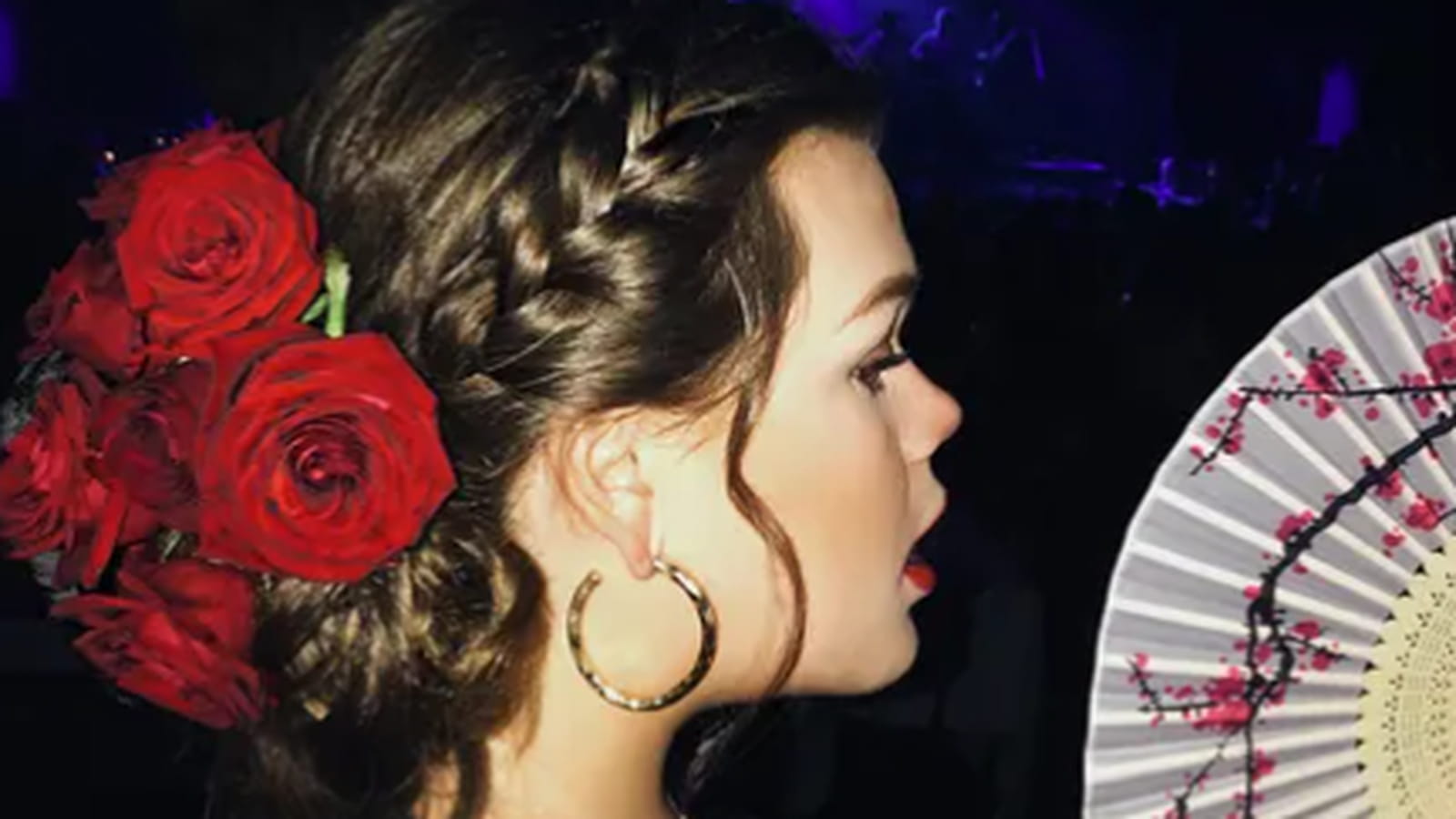 Chignon tressé et fleur dans les cheveux 