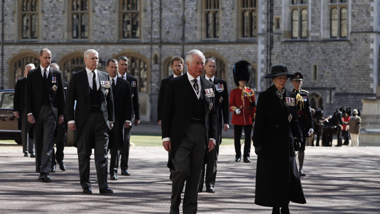 La princesse Anne et les hommes de la famille royale avant l'entrée dans la chapelle