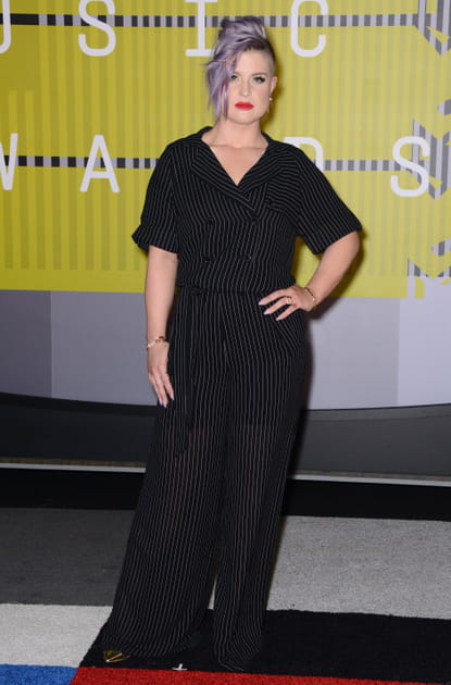 Kelly Osbourne en ensemble ray&eacute;