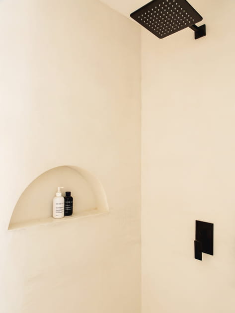 Apr&egrave;s&nbsp;: une salle d'eau reprenant la forme arrondie de l'entr&eacute;e