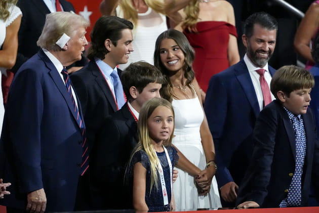 Donald Trump pose, avec son pansement, auprès de Kai et son clan