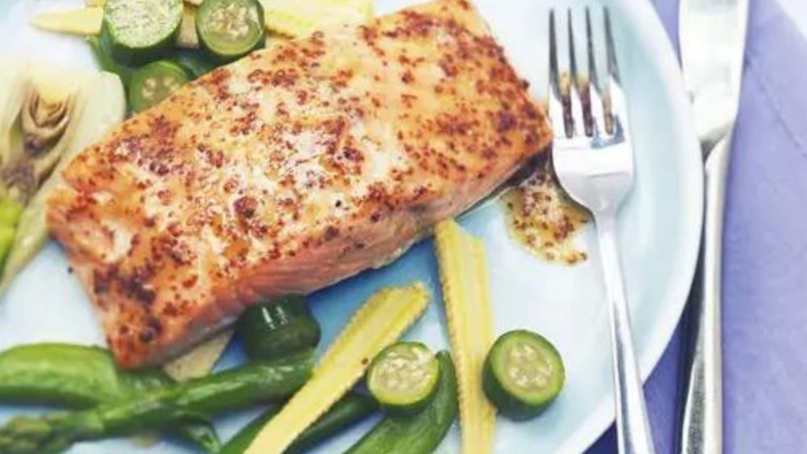 Saumon glacé à la moutarde au miel et aux légumes poêlés