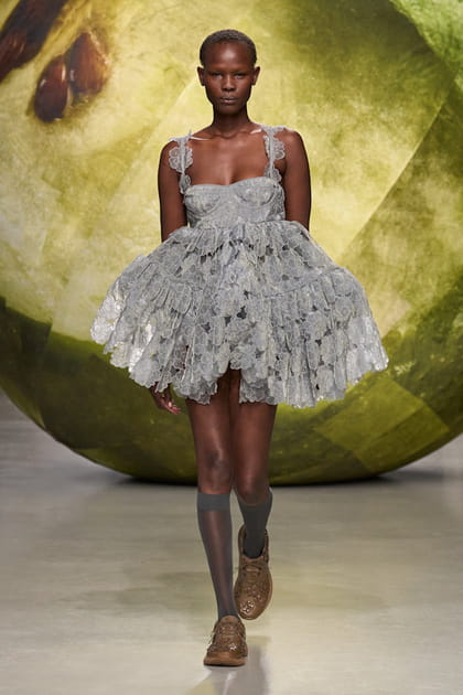 Robe courte grise brodée aperçue sur le défilé Cecilie Bahnsen