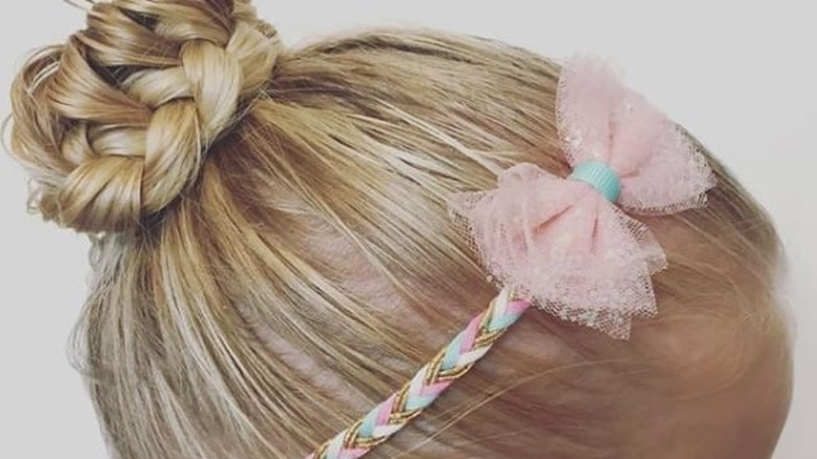 Un chignon, une tresse et un serre-tête