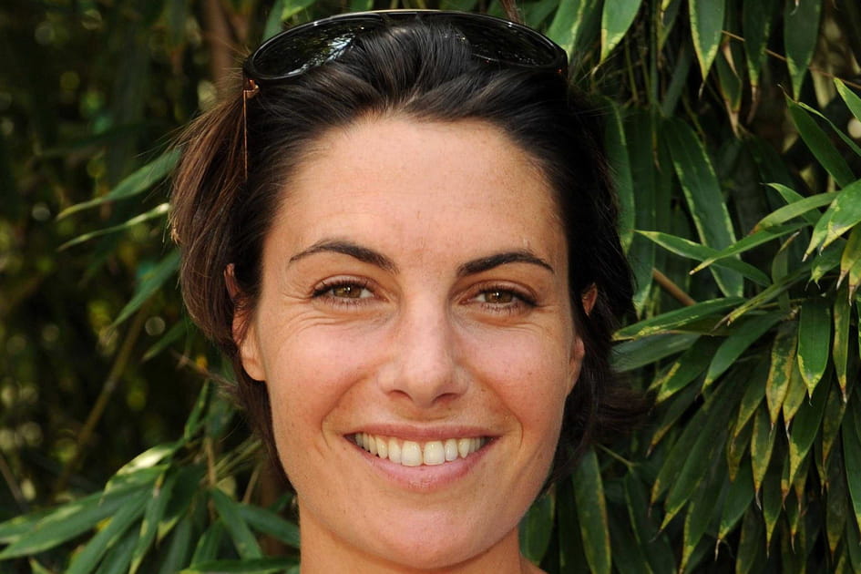 Les cheveux en arri&egrave;re d'Alessandra Sublet